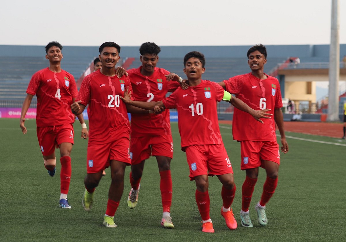 গোলদাতা নাজমুল হুদাকে নিয়ে সতীর্থদের উদ্‌যাপন।