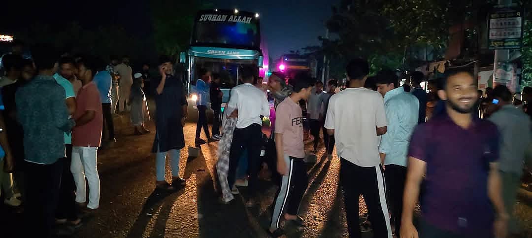 আওয়ামী লীগ নিষিদ্ধের দাবিতে ঢাকা-চট্টগ্রাম মহাসড়কের সীতাকুণ্ডে অবরোধ করেন বৈষম্যবিরোধী ছাত্র আন্দোলনের নেতা-কর্মীরা। শুক্রবার রাত ১০টার দিকে