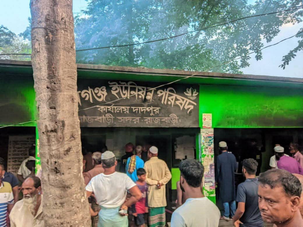 রাজবাড়ীর খানগঞ্জ ইউনিয়ন পরিষদের পুড়ে যাওয়া ডিজিটাল সেন্টার। আজ শুক্রবার