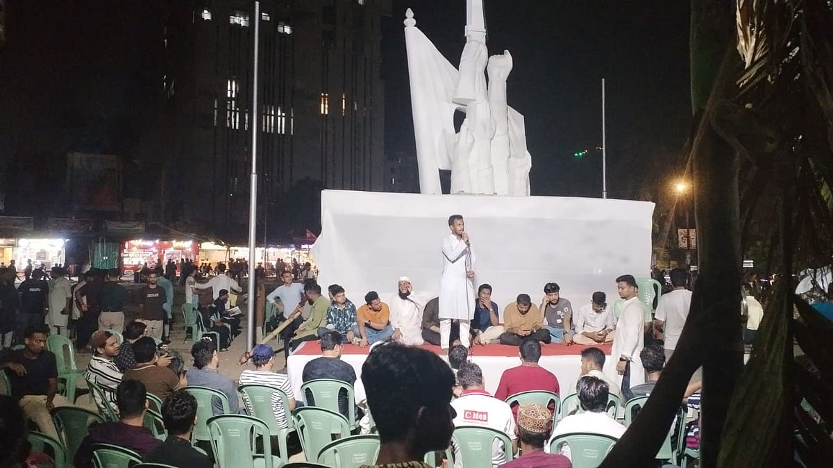 আওয়ামী লীগ নিষিদ্ধের দাবিতে অবস্থান ও বিক্ষোভ কর্মসূচি শুরু করছেন এনসিপির নেতা–কর্মীরা। শুক্রবার রাত সাড়ে ১০ টায় চট্টগ্রাম নগরের বিপ্লব উদ্যানে