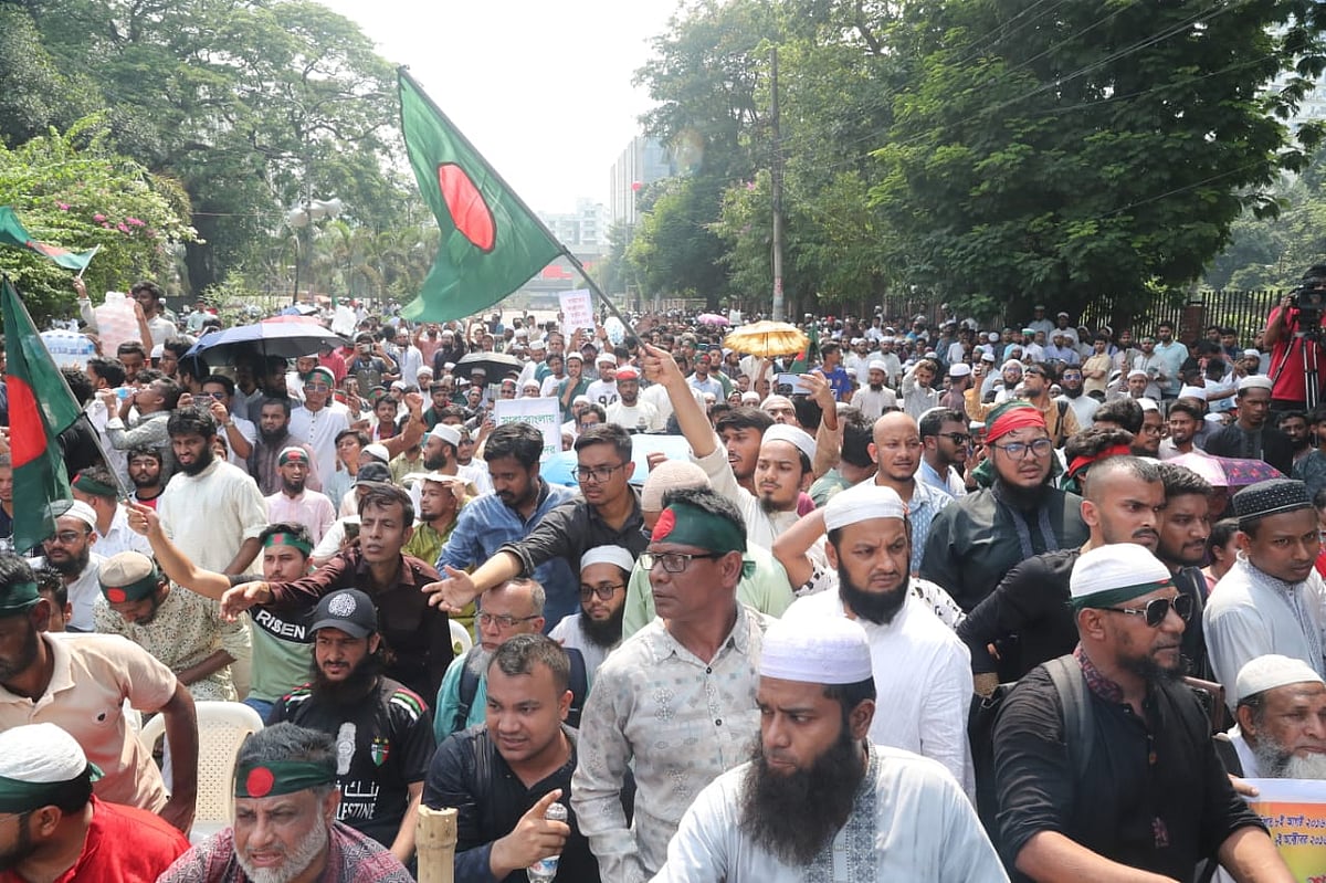 আওয়ামী লীগ নিষিদ্ধ করার দাবিতে প্রধান উপদেষ্টার বাসভবন যমুনার সামনে জমায়েত