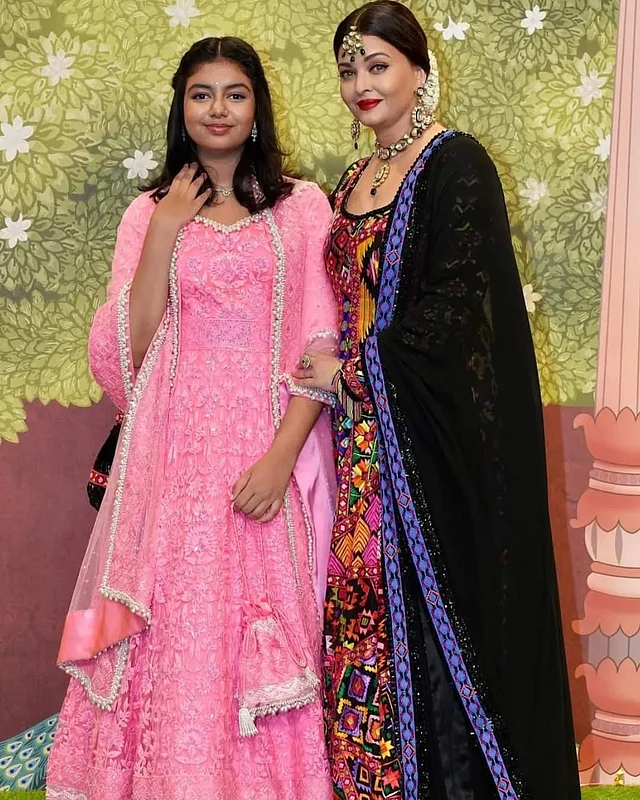 Бір-біріне үйкеліс лесбиянка порносын қараңыз