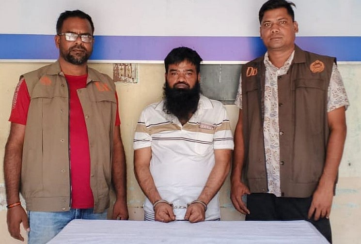 বগুড়ার ডিবির অভিযানে গ্রেপ্তার ঝুমুর সরকার। শনিবার বগুড়া গোয়েন্দা কার্যালয়ে