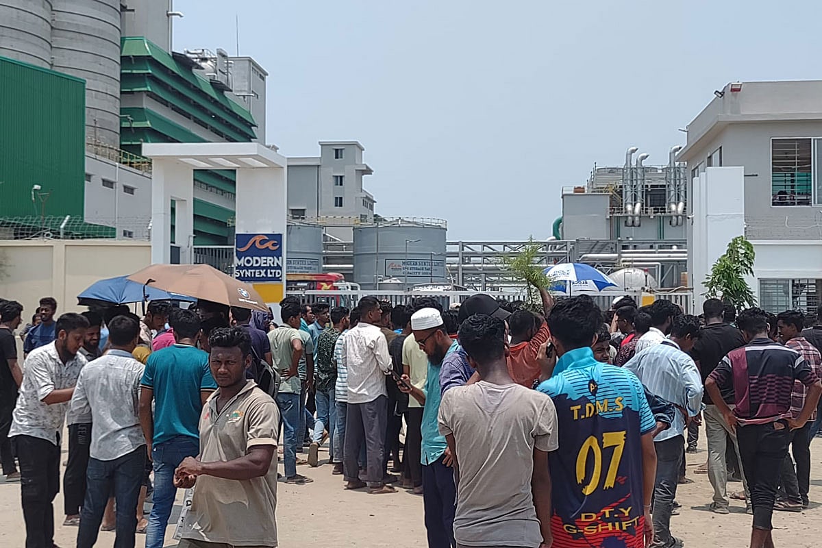 কাজ বন্ধ রেখে কারখানার ফটকে অবস্থান নিয়েছেন শ্রমিকেরা। আজ দুপুরে