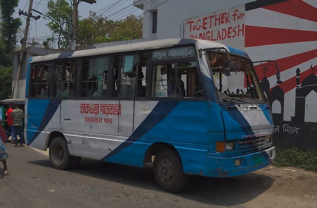 ঢাকা-ময়মনসিংহ মহাসড়কের মাস্টারবাড়ী এলাকায় যাত্রীবাহী একটি মিনিবাস ভাঙচুর করেন বিক্ষোভকারীরা। আজ শনিবার বেলা ১১টার দিকে