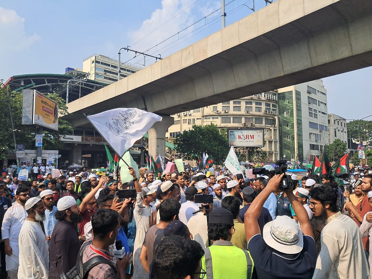 আওয়ামী লীগ নিষিদ্ধ করার দাবিতে  শাহবাগে গণজমায়েত শুরু হয়েছে৷ আজ শনিবার বেলা তিনটার দিকে