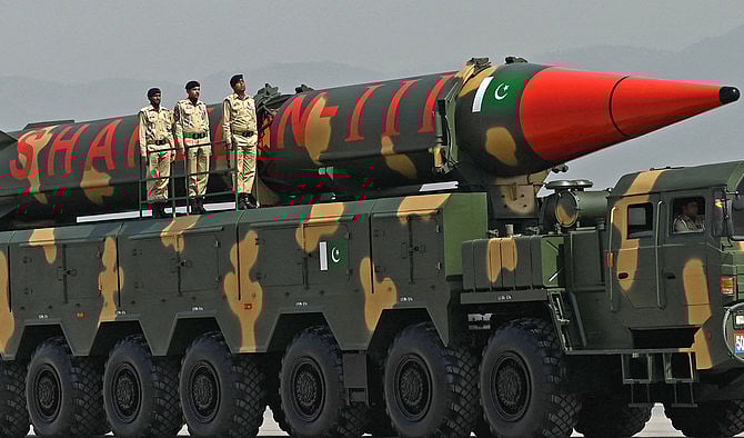 পাকিস্তানের জাতীয় দিবস উপলক্ষে ইসলামাবাদে আয়োজিত সামরিক কুচকাওয়াজে দূরপাল্লার ব্যালিস্টিক ক্ষেপণাস্ত্র শাহিন-৩ প্রদর্শন করা হয়। ২৫ মার্চ, ২০২১