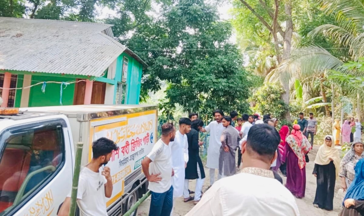 নিখোঁজের ৫ মাস পর রিফাতের মরদেহ নিজ বাড়িতে লাশ হয়ে ফিরে এল। শনিবার বিকেলে মাদারীপুরের শিবচর উপজেলার দ্বিতীয়খণ্ড ইউনিয়নের তালুকদারকান্দি গ্রামে