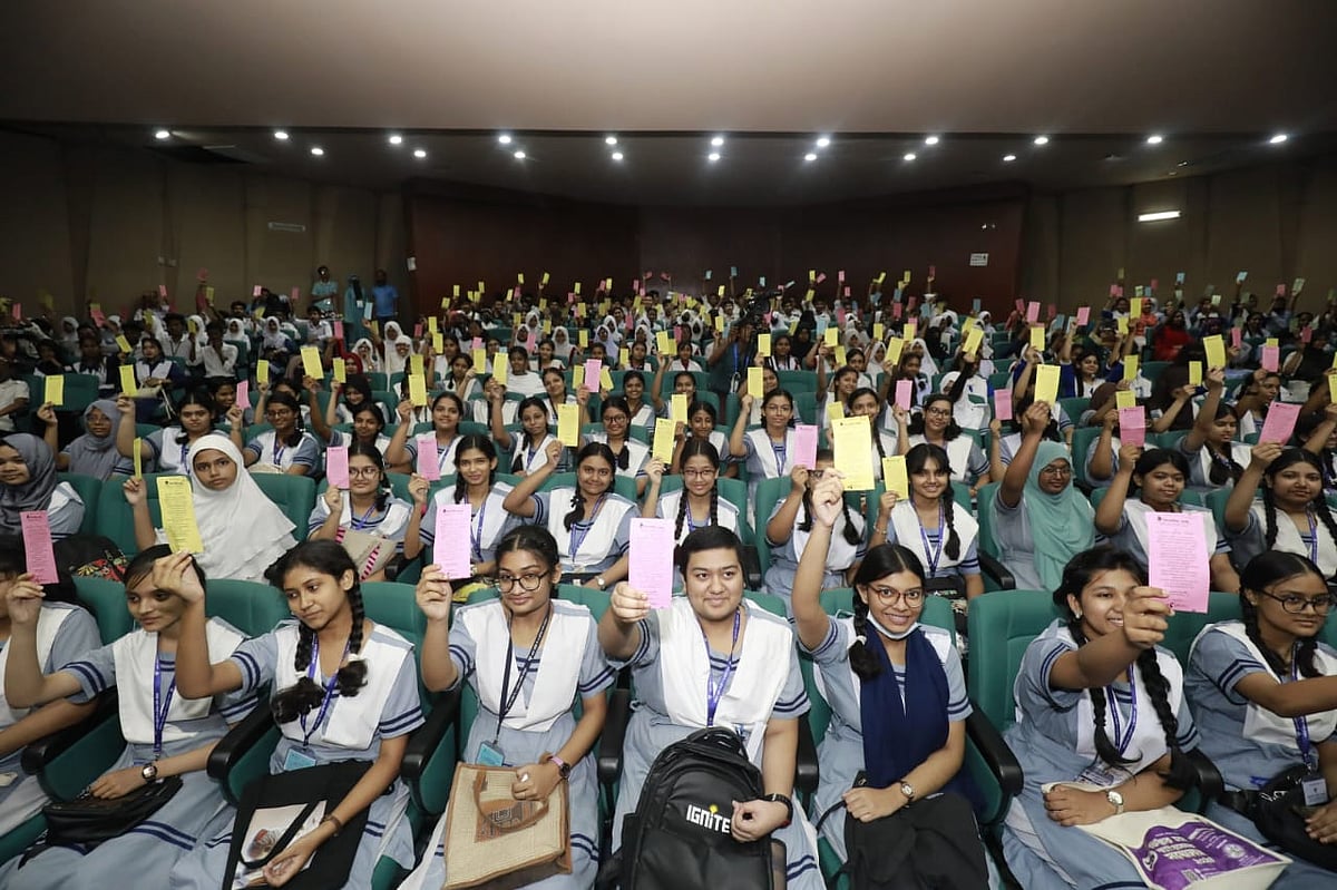 বিশ্বসাহিত্য কেন্দ্রের উদ্যোগে ঢাকা মহানগরের স্কুল পর্যায়ের ছাত্রছাত্রীদের বইপড়া কর্মসূচির পুরস্কার বিতরণ উপলক্ষে আয়োজিত অনুষ্ঠানে অংশগ্রহণকারীরা। ১০ মে, বাংলা একাডেমির আবদুল করিম সাহিত্যবিশারদ মিলনায়তনে