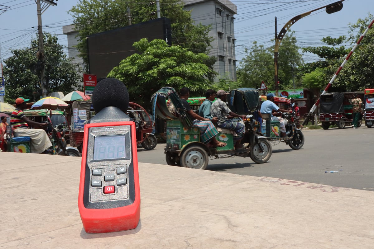 রাজশাহী নগরীর রেলগেট এলাকায় গত শনিবার শব্দের মাত্রা পরীক্ষা করে ৯৭ দশমিক ২ ডেসিবেল পাওয়া যায়। ২০২২ সালে এই চত্বরে শব্দের মাত্রা ছিল ৯০ ডেসিবেল