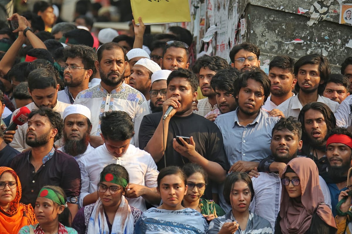 শাহবাগ মোড়ে গণজমায়েতে বক্তব্য দেন এনসিপি নেতা হাসনাত আবদুল্লাহ