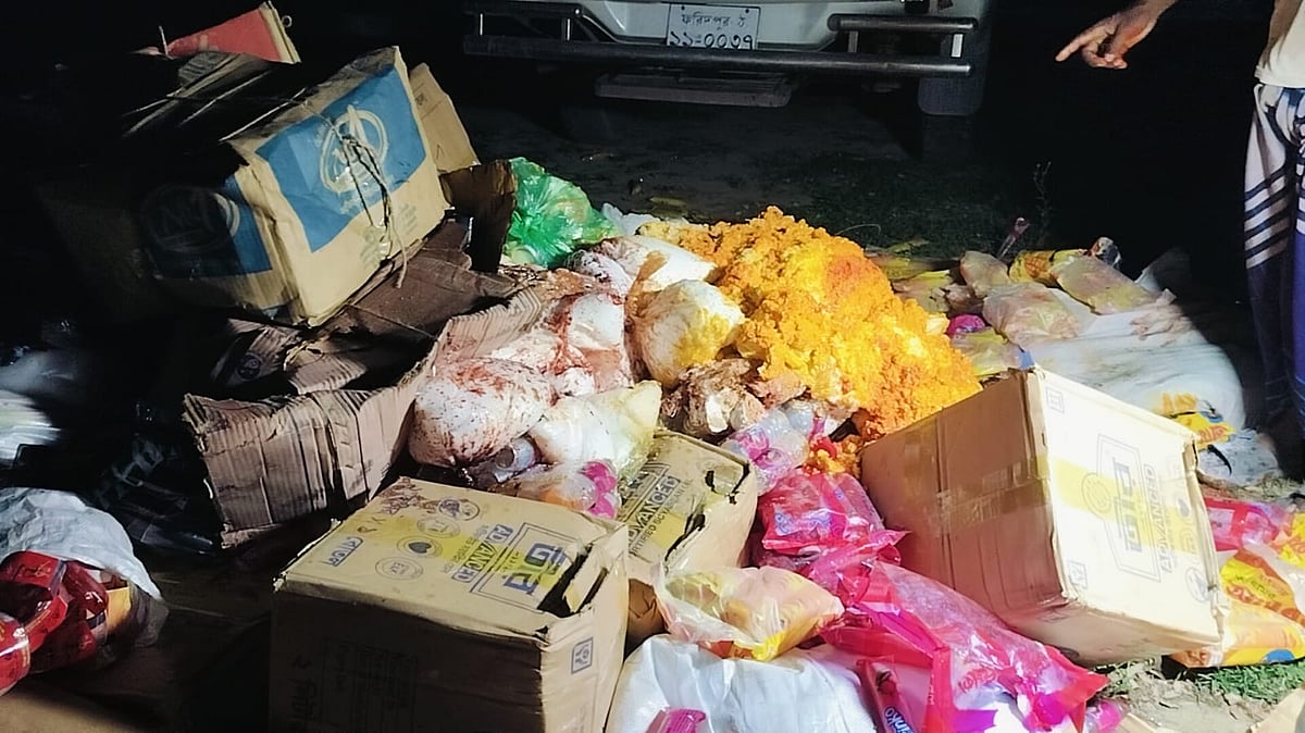 ফরিদপুরের বোয়ালমারীতে অভিযানের পর নকল শিশুপণ্য জব্দ করে ধ্বংস করা হয়। গতকাল রাতে পৌরসভার আঁধারকোঠা এলাকায়
