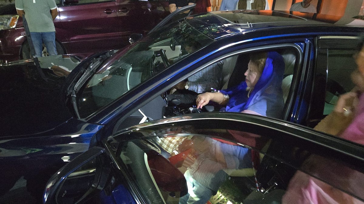 রাত নয়টার দিকে গাড়িতে করে ফিরোজা থেকে ছোট ভাইয়ের বাসার উদ্দেশে রওনা হন খালেদা জিয়া