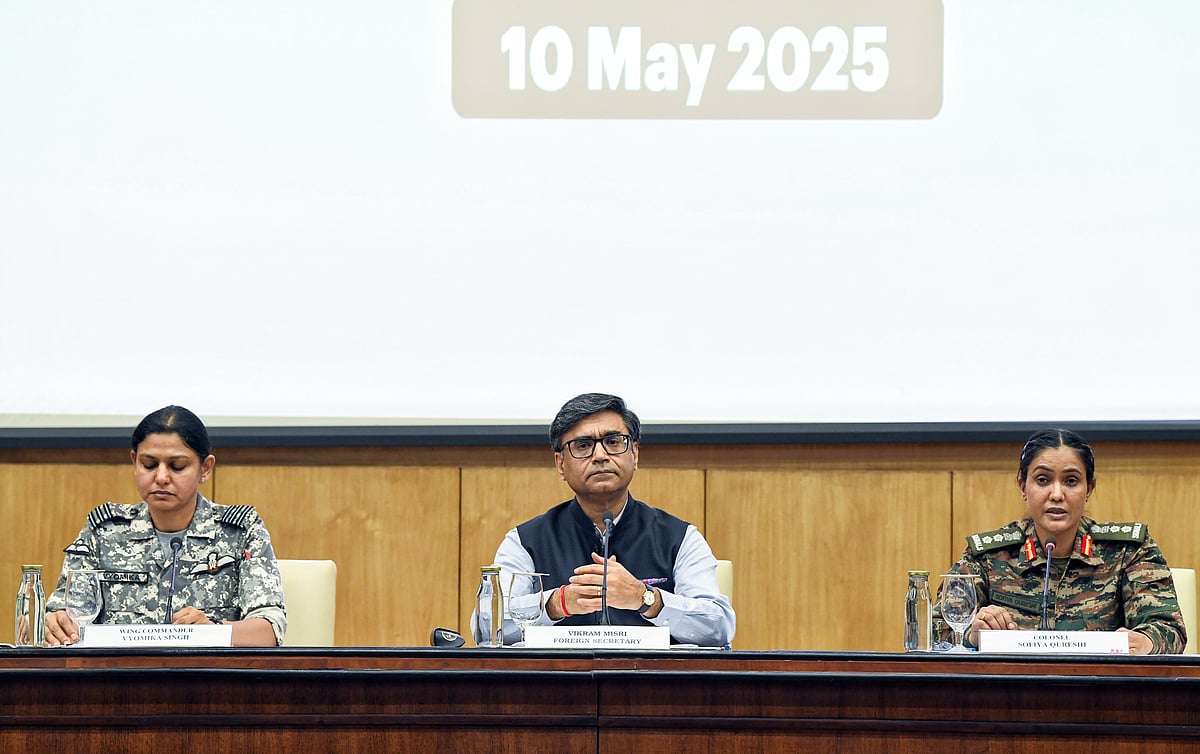 পররাষ্ট্র ও প্রতিরক্ষা মন্ত্রণালয়ের যৌথ সংবাদ সম্মেলনে ভারতীয় কর্মকর্তারা। ১০ মে, নয়াদিল্লি