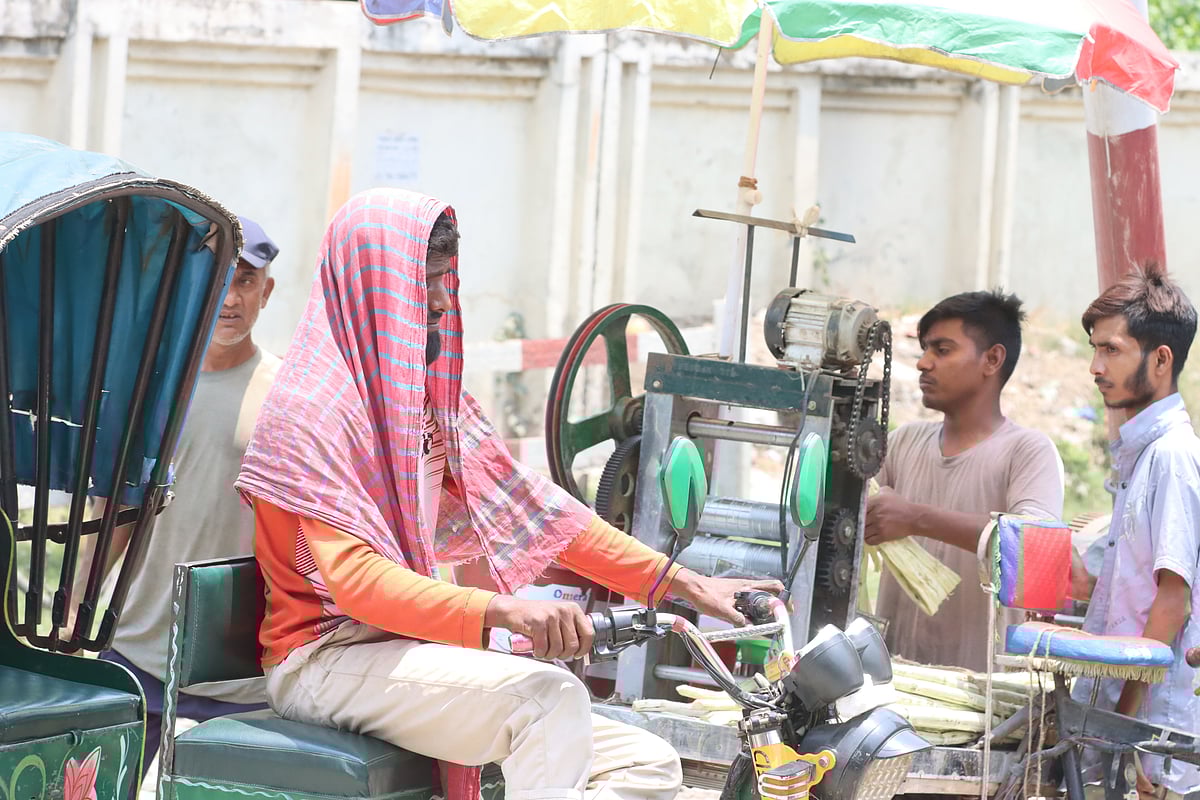 রোদের তাপ থেকে বাঁচতে মাথায় গামছা জড়িয়ে চলাচল করছেন এক রিকশাচালক। আজ বেলা ১১টার দিকে নগরের রেলগেট এলাকায়