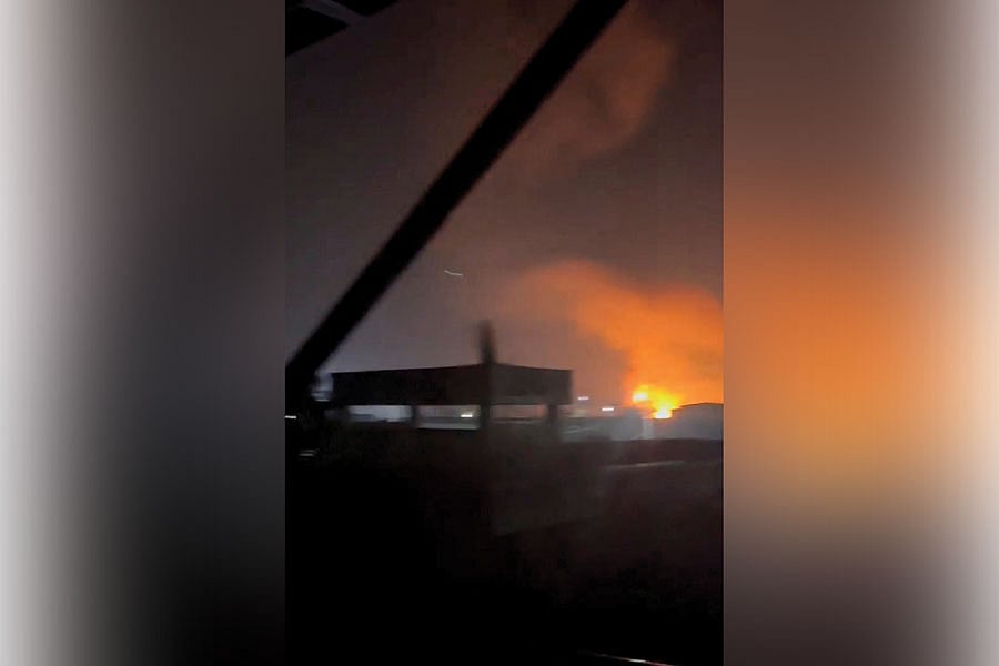 পাকিস্তানের রাওয়ালপিন্ডিতে বিস্ফোরণের পর আগুন ও ধোঁয়া আকাশে উঠতে দেখা যায়। সামাজিক যোগাযোগমাধ্যমের ভিডিও থেকে নেওয়া। রাওয়াপিন্ডি, আজ ১০ মে