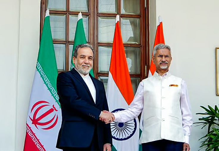 গত বুধবার ইরানের পররাষ্ট্রমন্ত্রী ইসলামাবাদ থেকে সরাসরি দিল্লিতে এসে দুই দেশের মধ্যে উত্তেজনা কমাতে মধ্যস্থতার প্রস্তাব দেন।