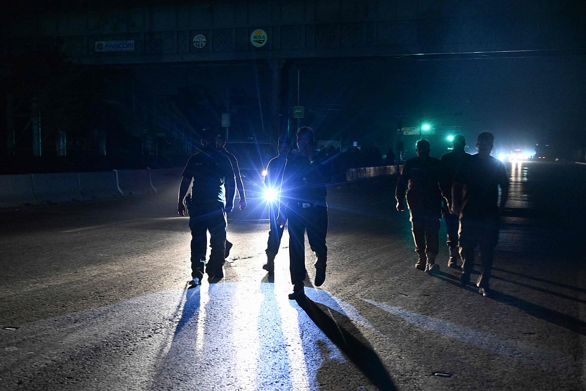 পাকিস্তানের রাওয়ালপিন্ডিতে নূর খান সামরিক বিমানঘাঁটির কাছে সড়ক ঘিরে নিরাপত্তা বাহিনীর টহল