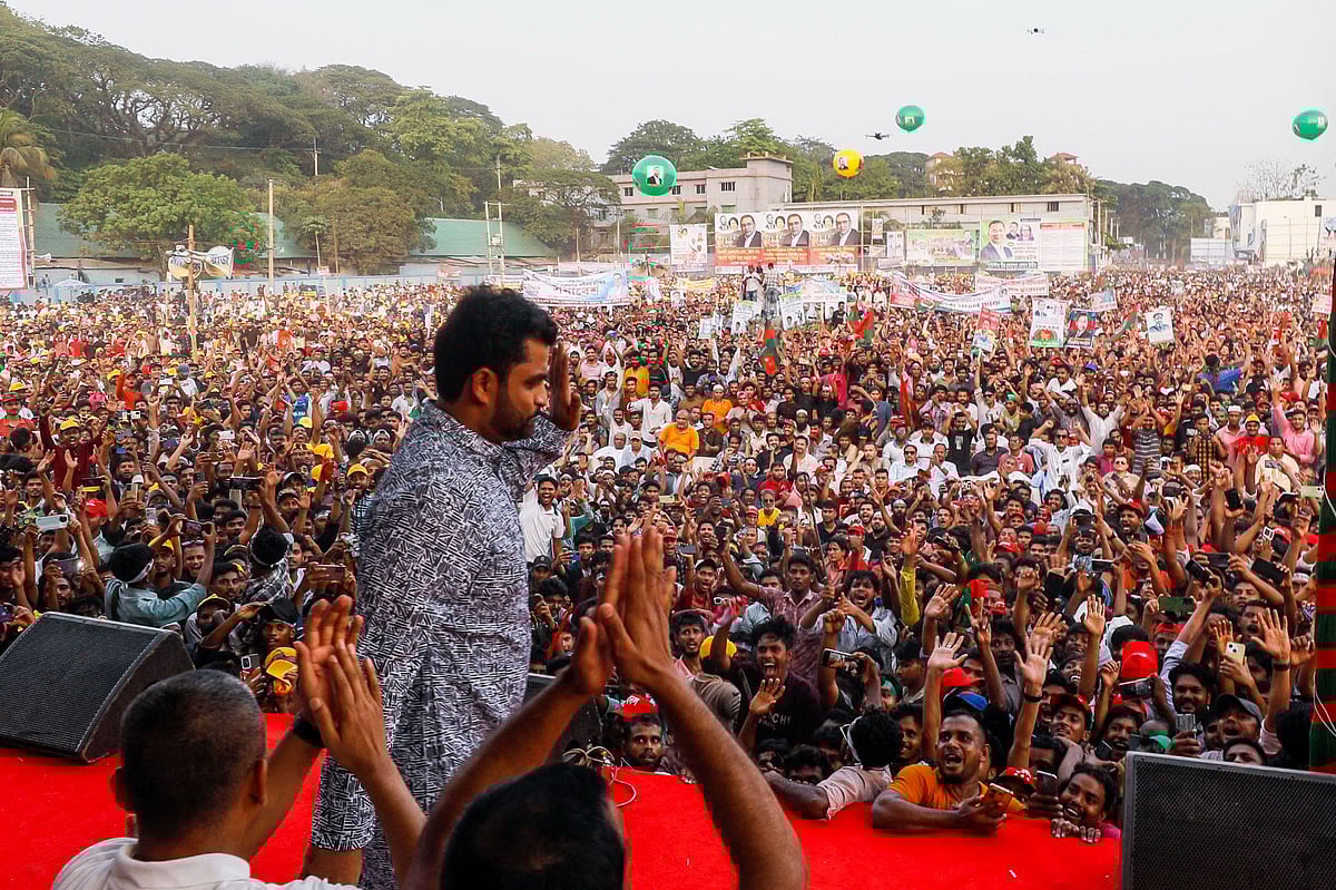 বিএনপির তারুণ্যের সমাবেশে মঞ্চে উপস্থিত জাতীয় ক্রিকেট দলের সাবেক অধিনায়ক তামিম ইকবাল। আজ বিকেলে চট্টগ্রাম নগরের পোলোগ্রাউন্ড মাঠে