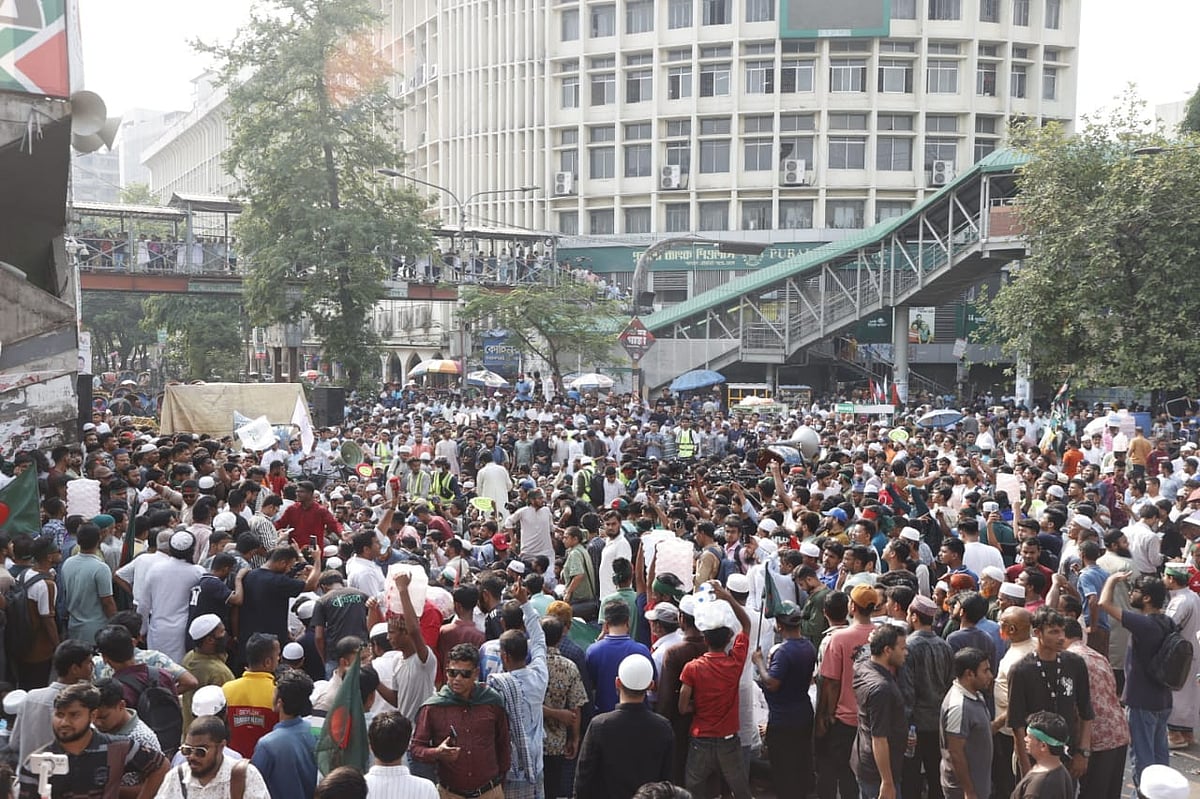 আওয়ামী লীগ নিষিদ্ধ করার দাবিতে রাজধানীর শাহবাগ মোড়ে গণজমায়েত কর্মসূচি চলছে। ঢাকা, ১০ মে