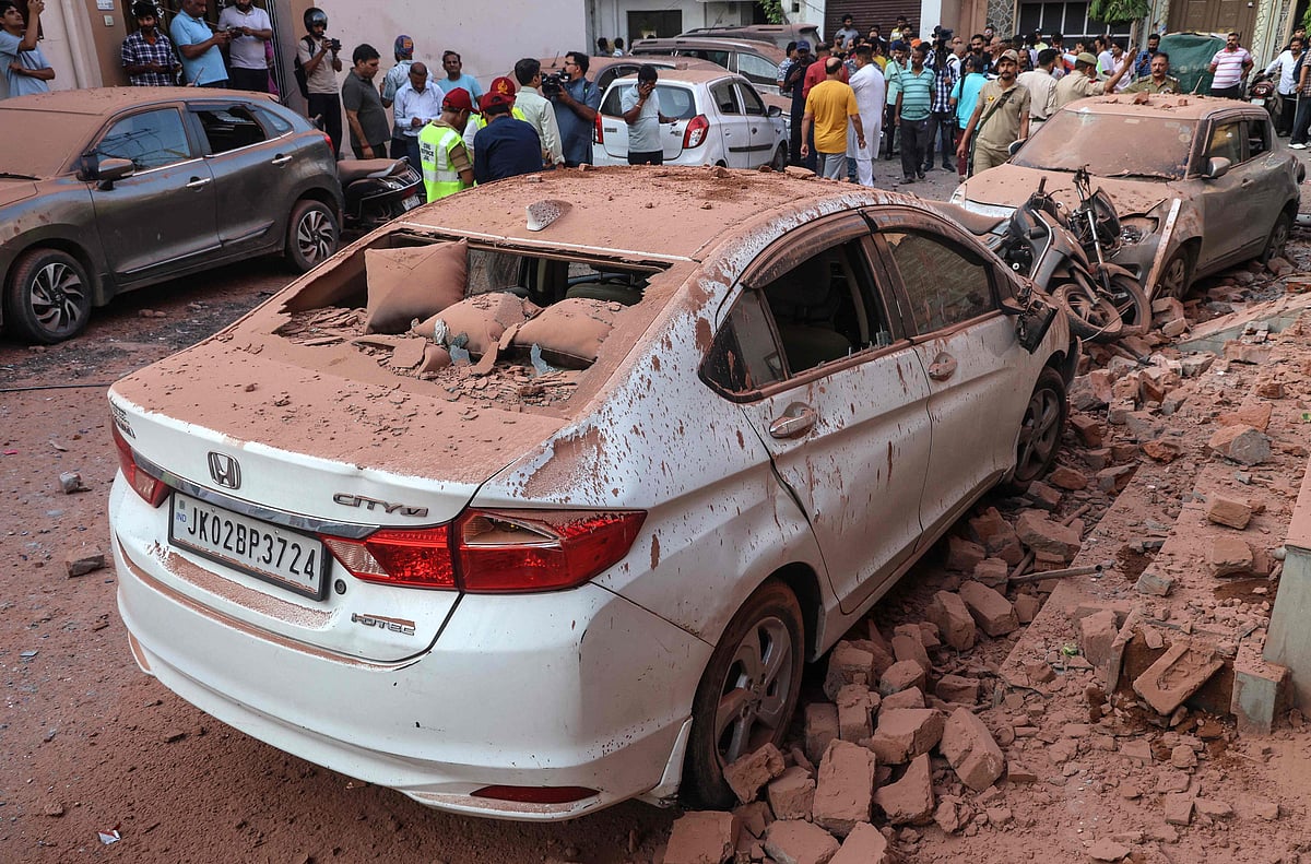 ভারতের জম্মুতে পাকিস্তানের গোলার আঘাতে ক্ষতিগ্রস্ত গাড়ি। জম্মু, আজ ১০ মে