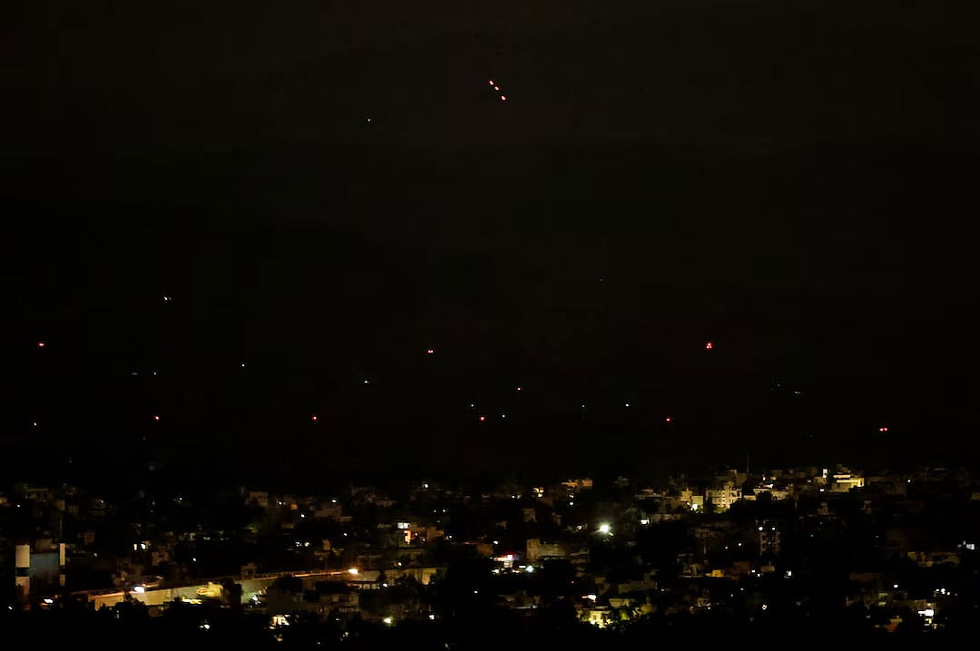 ভারতনিয়ন্ত্রিত জম্মু শহরের আকাশে উড়ে আসা বস্তুর গতিরোধ করে ভারতের আকাশ প্রতিরক্ষাব্যবস্থা। ভারত-পাকিস্তানের যুদ্ধবিরতি ঘোষণার কয়েক ঘণ্টার মাথায় এ ঘটনা ঘটে, ১০ মে ২০২৫