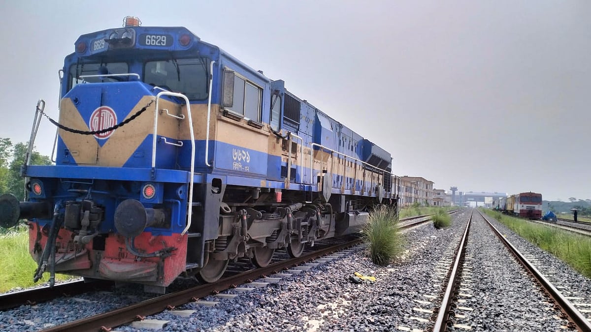 দুর্ঘটনার কারণে রেললাইনটি আঁকাবাঁকা হয়ে যায়। পরে এটি মেরামত করা হয়েছে। আজ শনিবার সকালে ফরিদপুরের ভাঙ্গা উপজেলার ঘারুয়া ইউনিয়নের বামনকান্দা এলাকায়