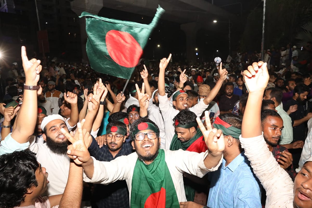 আওয়ামী লীগের যাবতীয় কার্যক্রম নিষিদ্ধ করার সিদ্ধান্তে উল্লাস প্রকাশ করেন আন্দোলনকারীরা