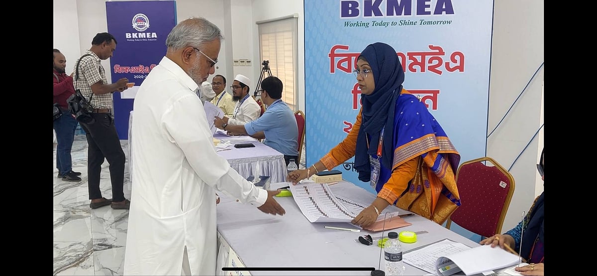এক যুগ পর উৎসবমুখর পরিবেশে আজ শনিবার বিকেএমইএর পরিচালনা পর্ষদ নির্বাচনের ভোট গ্রহণ হয়।