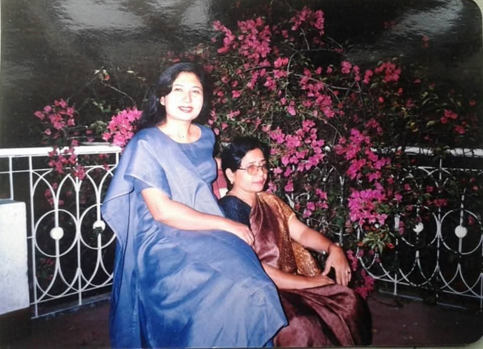 অ্যালবামের স্মৃতিময় ছবিতে মায়ের সঙ্গে লেখক