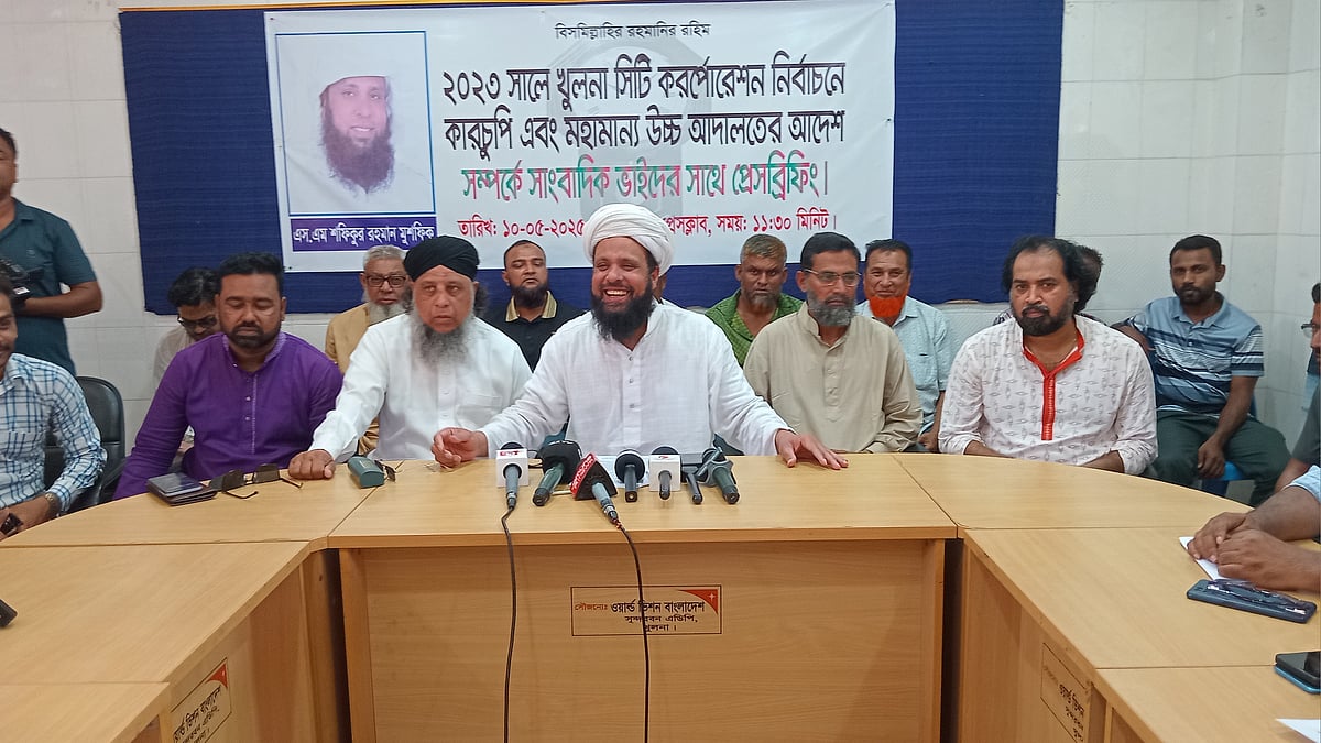 খুলনা প্রেসক্লাবে সংবাদ সম্মেলনে লিখিত বক্তব্য পাঠ করেন এস এম শফিকুর রহমান