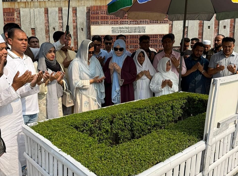 আরাফাত রহমান কোকোর কবর জিয়ারত করেছেন জুবাইদা রহমান ও সৈয়দা শামিলা রহমান