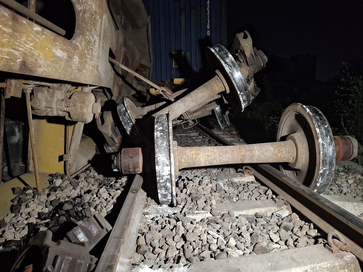 ব্রাহ্মণবাড়িয়া শহরের পৈরতলা লেভেলক্রসিং এলাকায় (বিশ্বরোড গেট) গতকাল শুক্রবার রাত সাড়ে ১০টার দিকে মালবাহী ট্রেনের বগি লাইনচ্যুত হয়