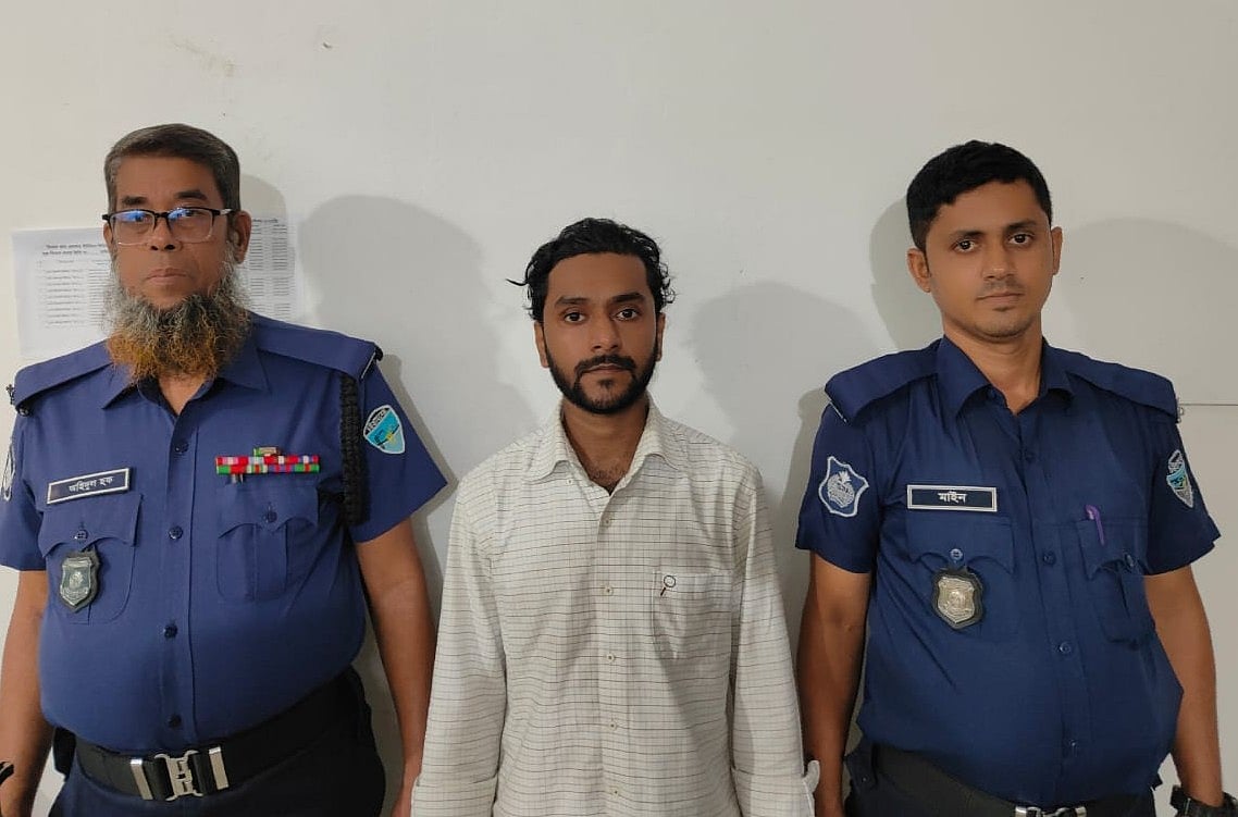 স্কেলের আঘাতে শিশুর চোখ ক্ষতিগ্রস্ত করার অভিযোগে গ্রেপ্তার স্কুলশিক্ষক রাহাতুল ইসলাম