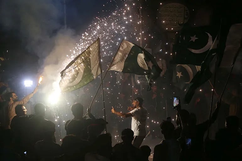 যুদ্ধবিরতির খবরে সড়কে পাকিস্তানিদের উল্লাস। সিন্ধু প্রদেশের হায়দরাবাদে, ১০ মে সন্ধ্যায়