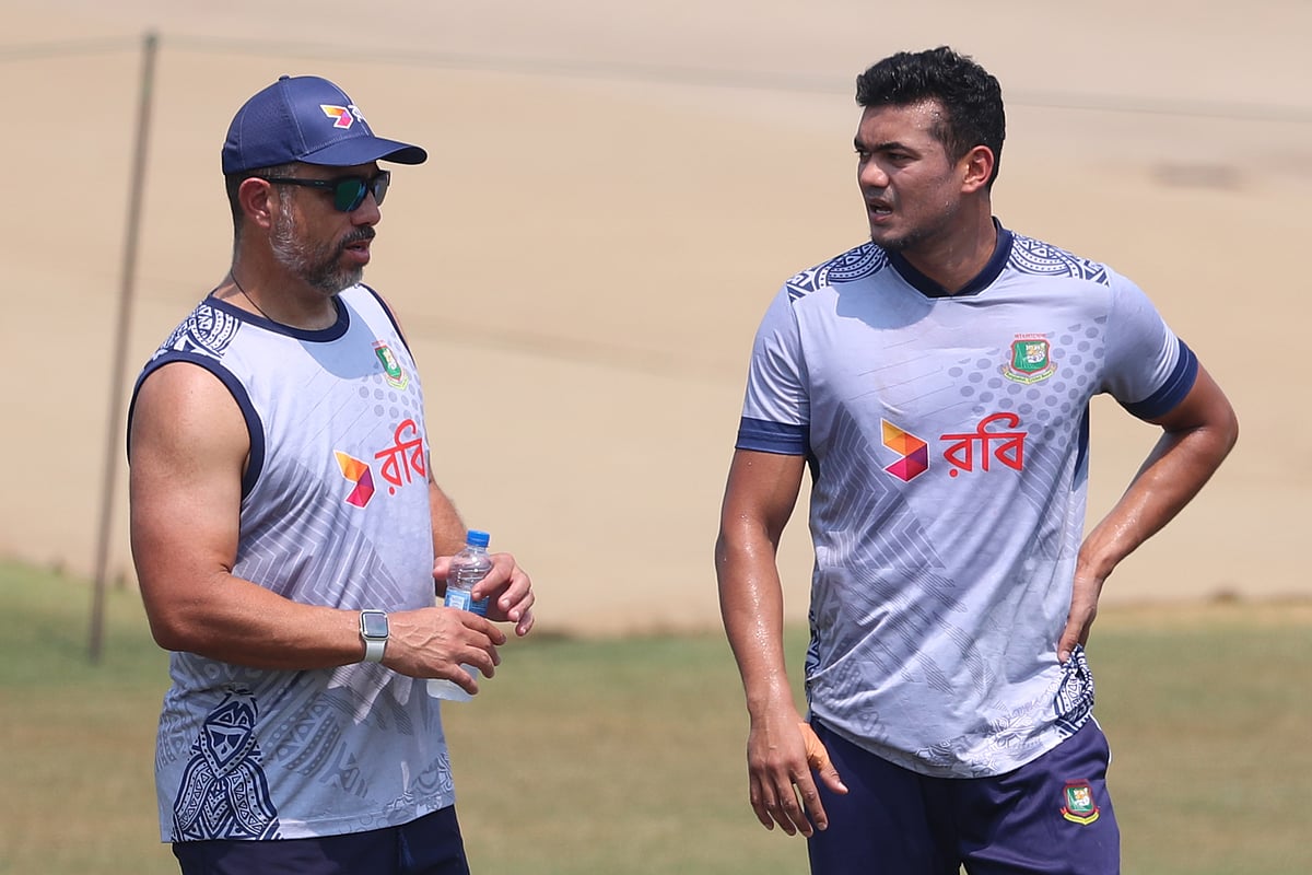 পেস বোলিং কোচ আন্দ্রে অ্যাডামসের সঙ্গে তাসকিন আহমেদ।