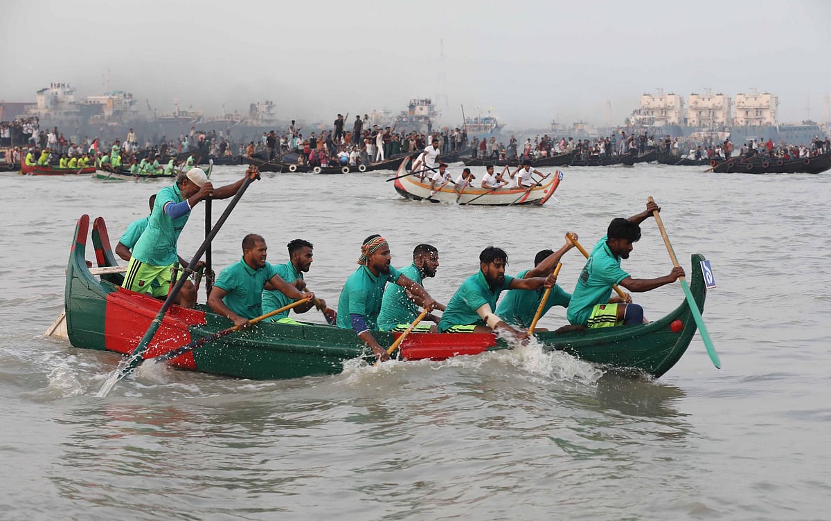 কর্ণফুলী নদী রক্ষায় আয়োজিত হয় সাম্পান বাইচ। আজ সন্ধ্যা ৬টায় চট্টগ্রাম নগরের কর্ণফুলী নদীতে