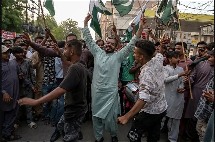 যুদ্ধ বিরতি উদযাপন করছে পাকিস্তানের সাধারণ নাগরিকেরা, হায়দারাবাদ, সিন্ধ, পাকিস্তান