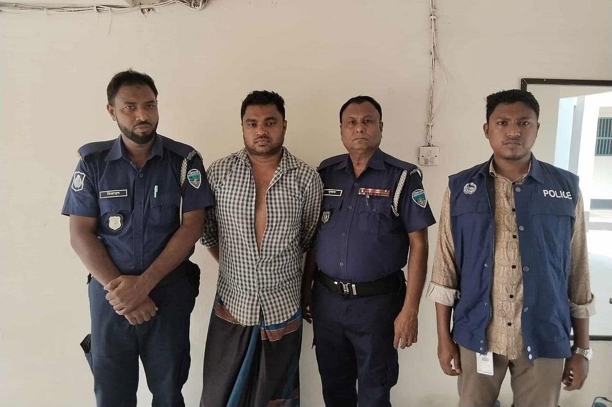 ফেনীর দাগনভূঞায় গ্রাহকদের টাকা আত্মসাতের অভিযোগে গ্রেপ্তার ব্যাংক কর্মকর্তা মো. জিয়াউল হক