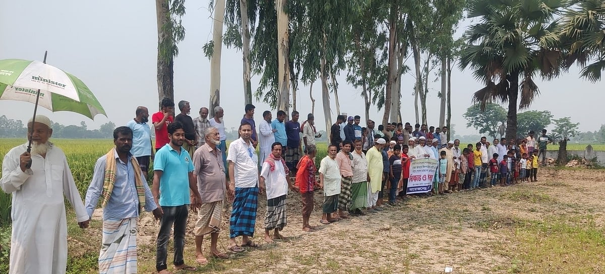 ঈদগাহ মাঠ বিক্রির প্রতিবাদে এলাকাবাসীর ব্যানারে মানববন্ধন। আজ রোববার সকালে জয়পুরহাট সদর উপজেলার পুরানাপৈল ইউপির শালগাঁও জয়হার ঈদগাহ মাঠে