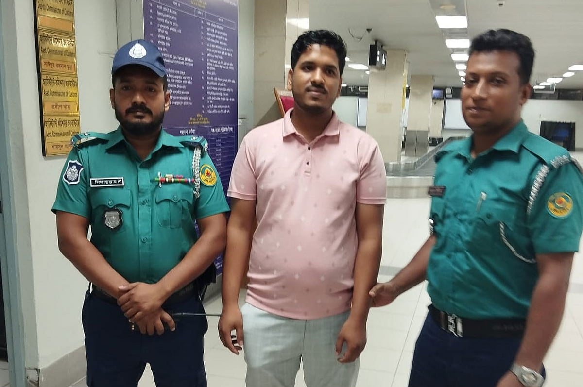 মুঠোফোন ও বৈদেশিক মুদ্রাসহ আটক যাত্রী। আজ দুপুরে শাহ আমানত আন্তর্জাতিক বিমানবন্দরে