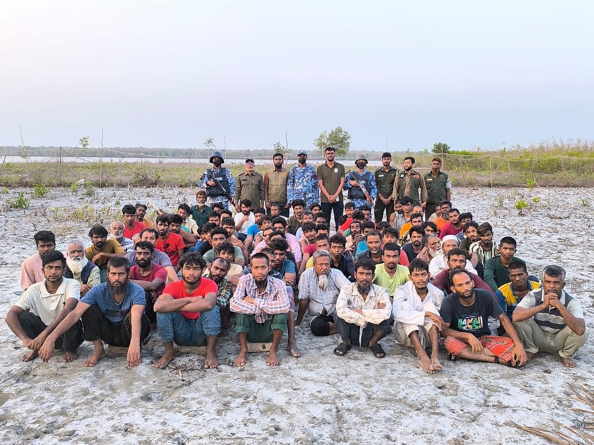 গত শুক্রবার ভোরে ভারতীয় সীমান্তরক্ষী বাহিনী দেশটিতে অবৈধভাবে থাকা ৭৮ বাংলাদেশিকে কয়েকটি স্পিডবোটে করে এনে সুন্দরবনের গহিনে মান্দারবাড়িয়া এলাকায় নামিয়ে দিয়ে যায়