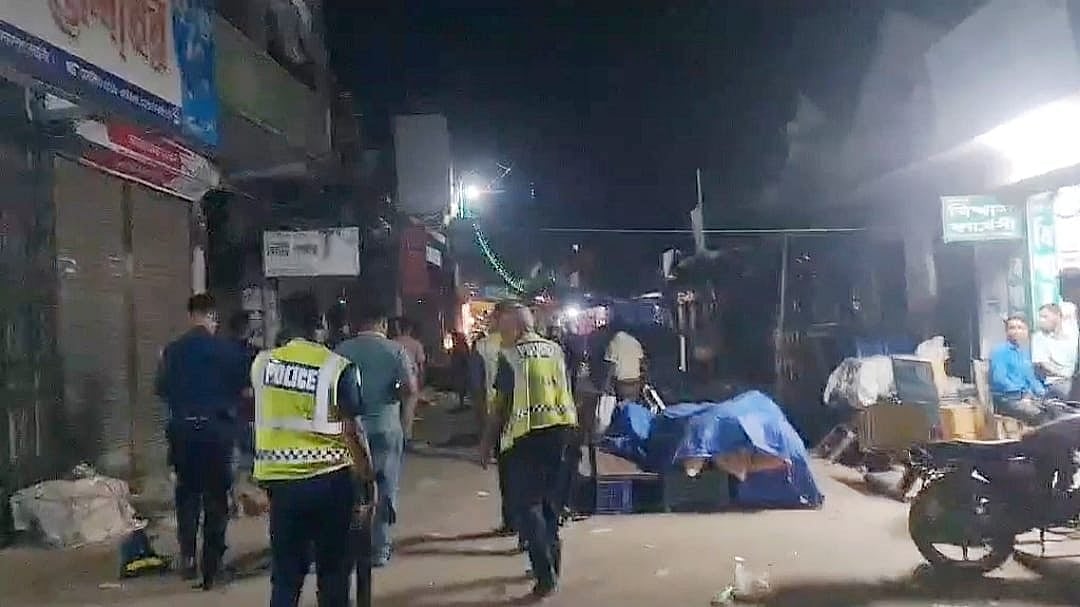 গুরুদাসপুর উপজেলার চাঁচকৈড় শিক্ষা সংঘ পাবলিক লাইব্রেরি মাঠে গতকাল শনিবার রাত সাড়ে ১০টার দিকে বিএনপির দুই পক্ষের মধ্যে সংঘর্ষ ও গুলিবর্ষণের ঘটনা ঘটে