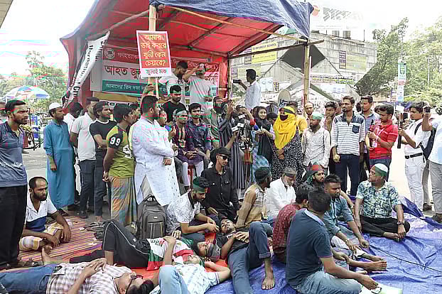 রাজধানীর শাহবাগ মোড়ে অবস্থান করছেন জুলাই গণ-অভ্যুত্থানে আহত ও শহীদ পরিবারের সদস্যরা