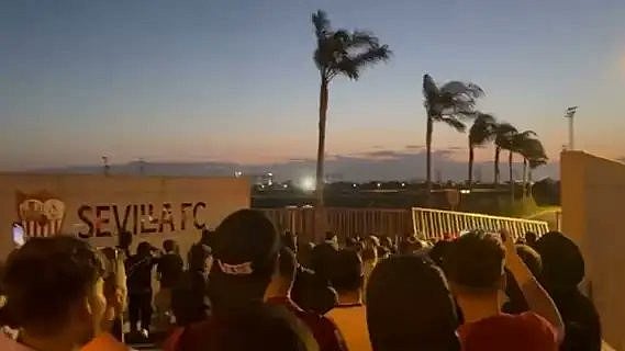 ক্ষুব্ধ সমর্থকেরা সেভিয়া ক্লাবের একটি গেট ভেঙে ফেলেন