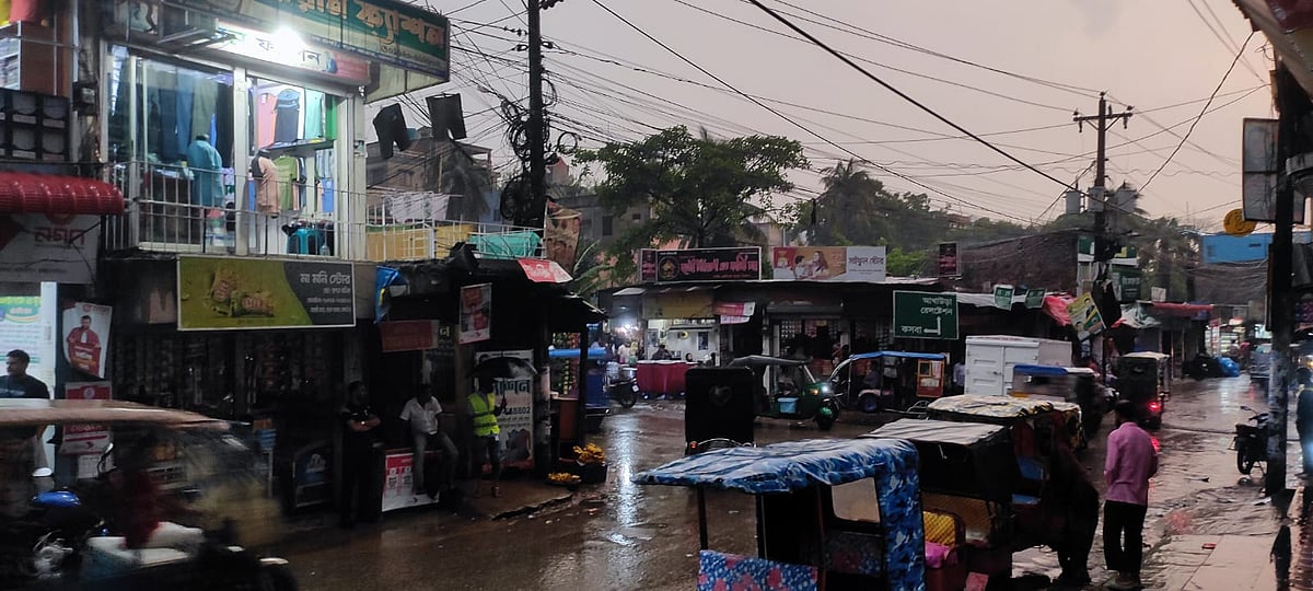 ব্রাহ্মণবাড়িয়ার আখউড়া উপজেলার সড়ক বাজারে বৃষ্টির পর রাস্তার অবস্থা। আজ পৌনে ছয়টার দিকে তোলা