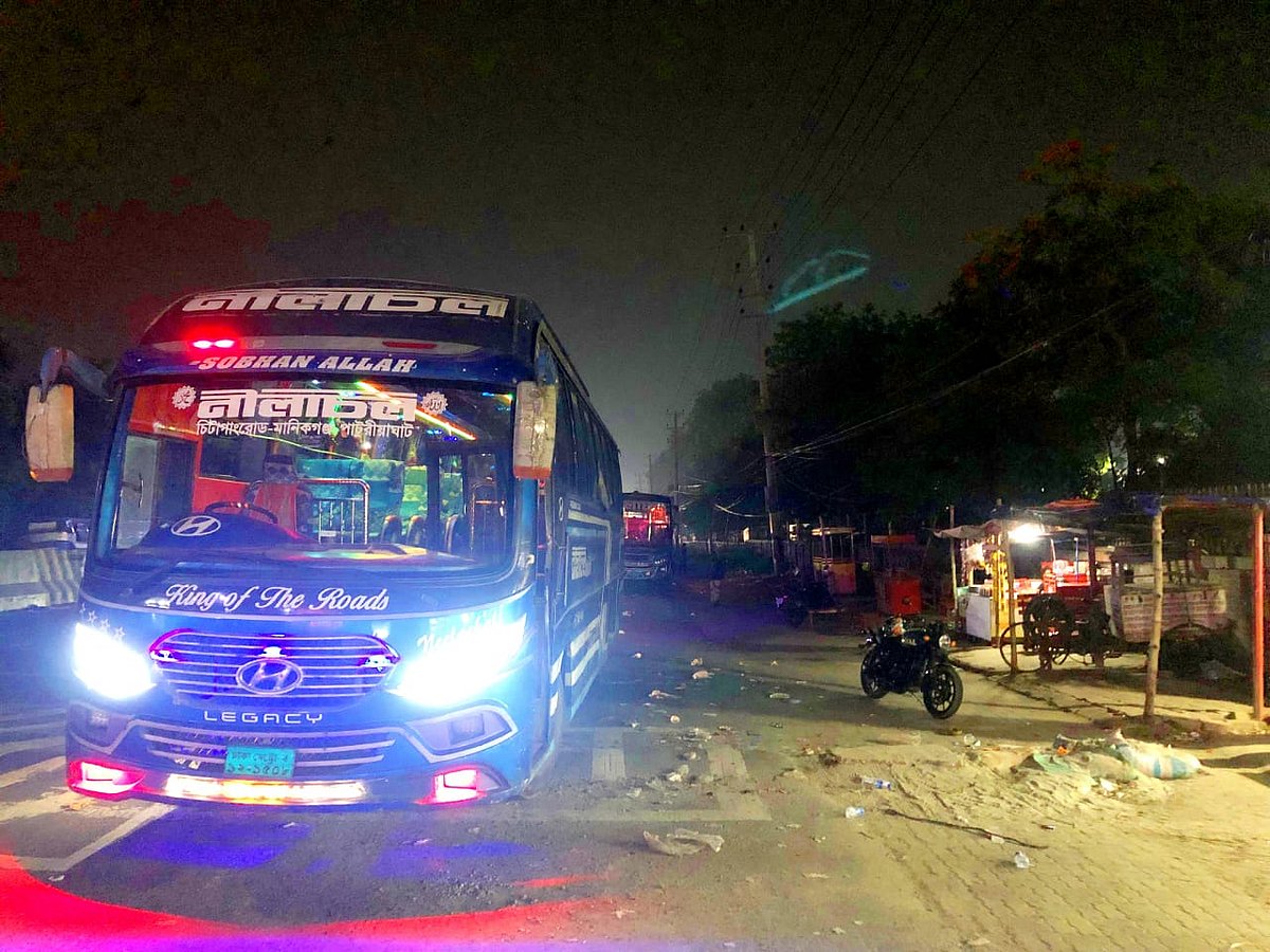 হাফ ভাড়া নিয়ে কথা-কাটাকাটির জেরে নীলাচল পরিবহনের ৯টি বাস আটকে রাখেন জাহাঙ্গীরনগর বিশ্ববিদ্যালয়ের একদল শিক্ষার্থী। রোববার সন্ধ্যা সাড়ে সাতটায় বিশ্ববিদ্যালয়ের প্রধান ফটকের সামনের মহাসড়কে
