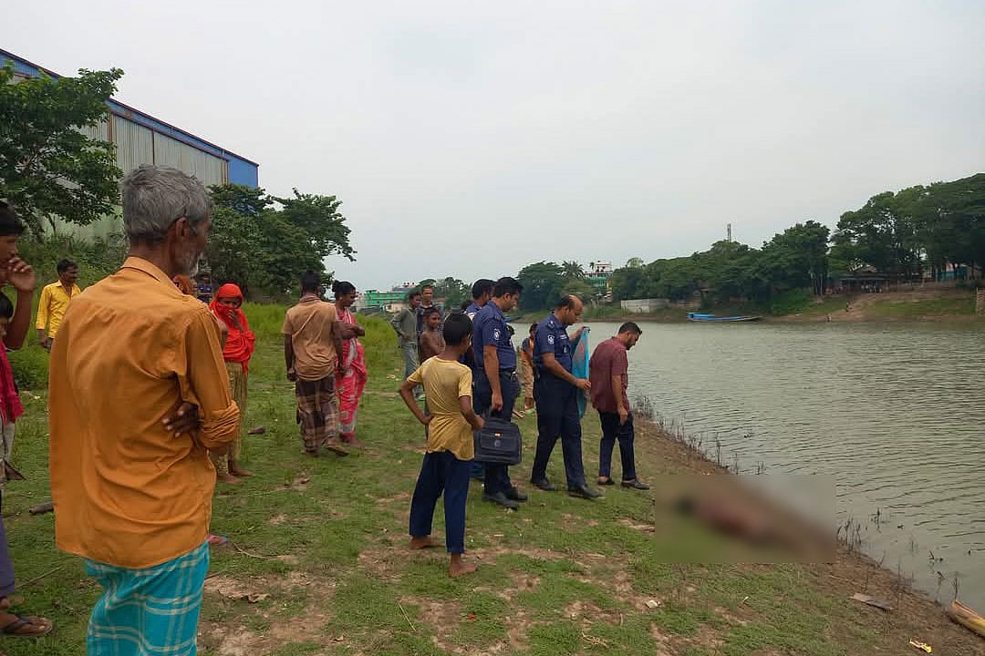 কলমাকান্দা উপজেলার মনতলা এলাকায় উব্দাখালী নদীর তীর থেকে আজ রোববার অজ্ঞাতনামা এক ব্যক্তিকে উদ্ধার করেছে পুলিশ