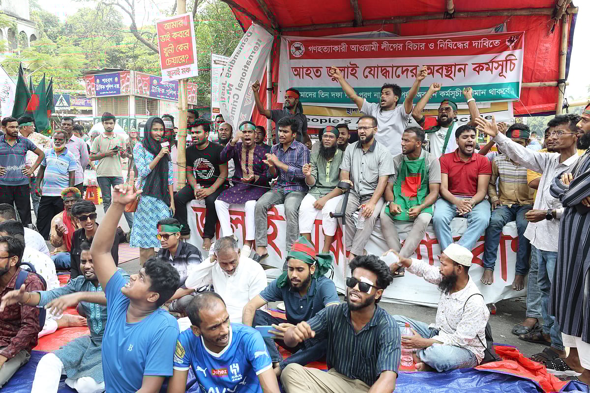 রাজধানীর শাহবাগ মোড়ে অবস্থান করেন জুলাই গণ-অভ্যুত্থানে আহত ও শহীদ পরিবারের সদস্যরা