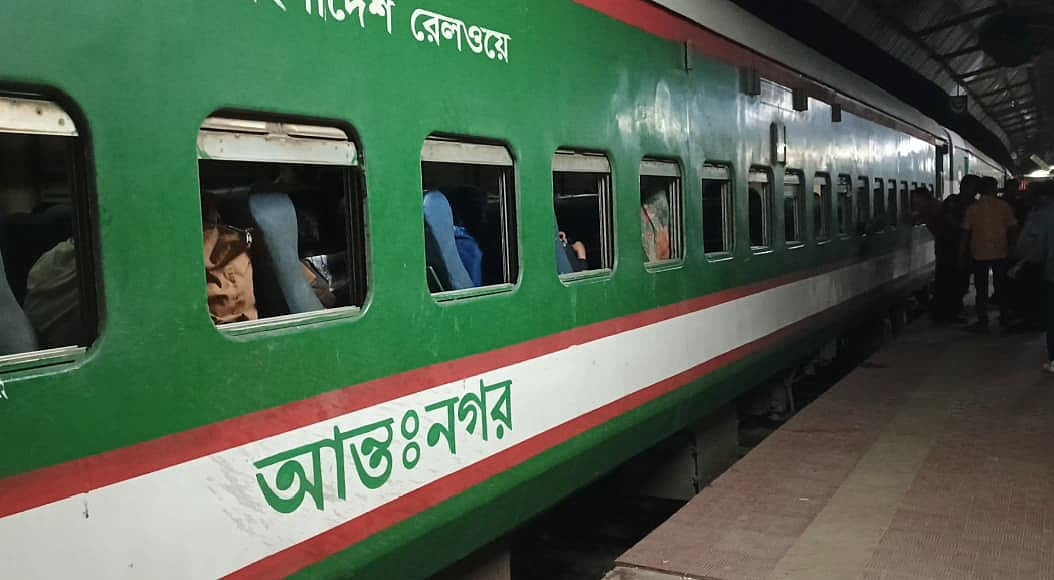 দিনাজপুর রেলস্টেশনে আটকে রাখা একতা এক্সপ্রেস ট্রেন। রোববার রাত সাড়ে আটটায়